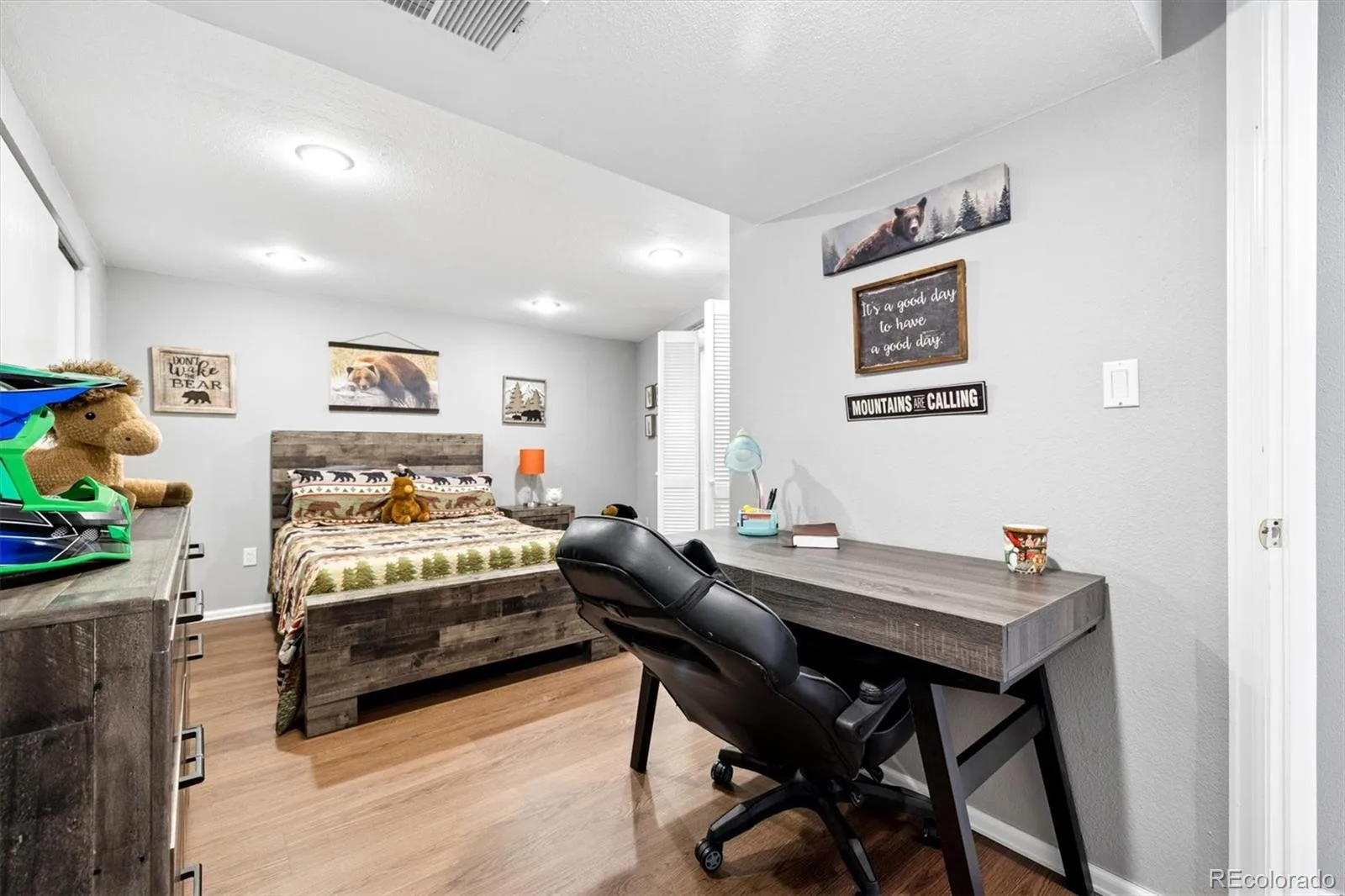 9755 W Morraine Avenue Littleton CO 80127 | MLS #5326555 10212026084352 1600 28