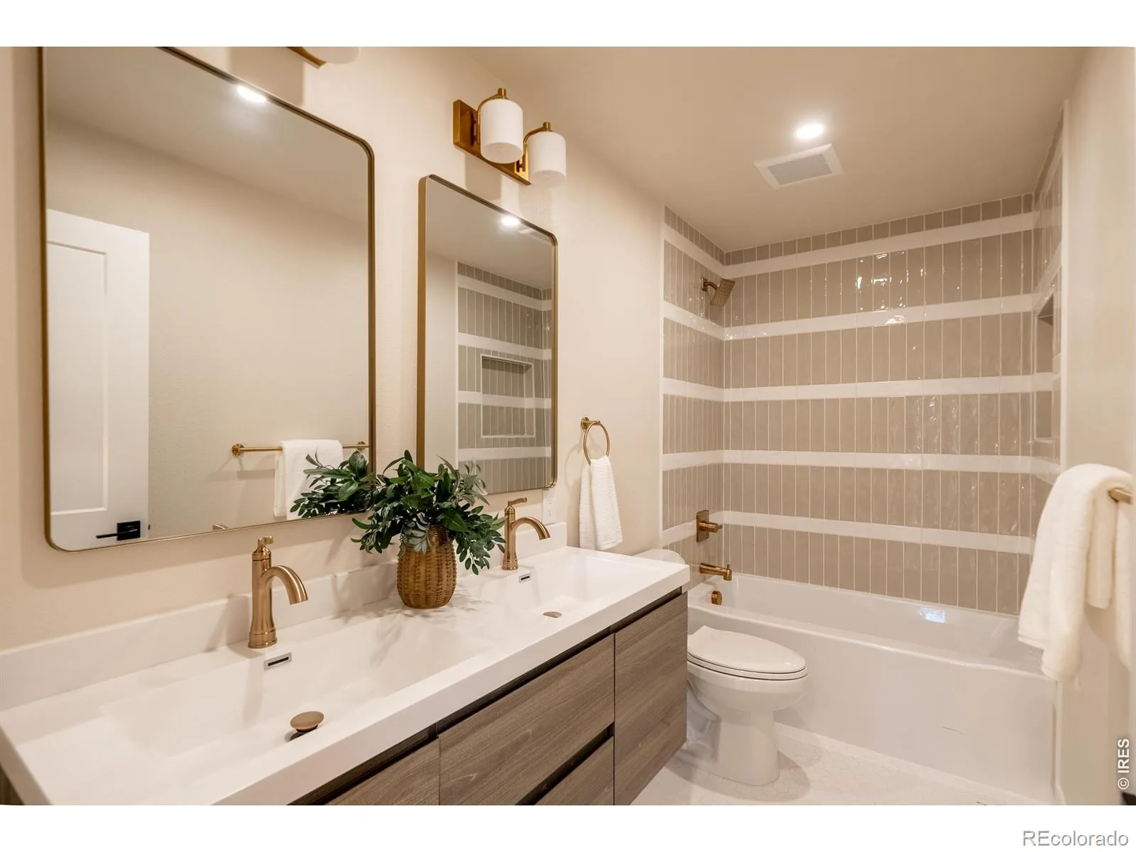 7706 S Madison Circle Centennial CO 80122 | MLS #IR1069057 10202026052858 1600 34