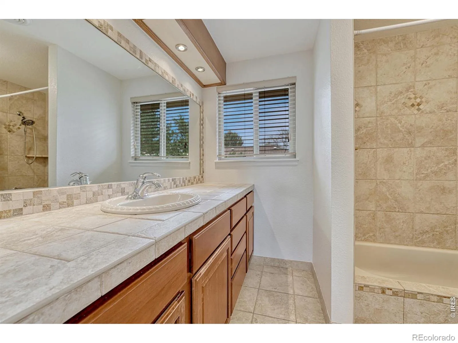7325 W Clifton Avenue Littleton CO 80128 | MLS #IR1070189 10202026040541 1600 24