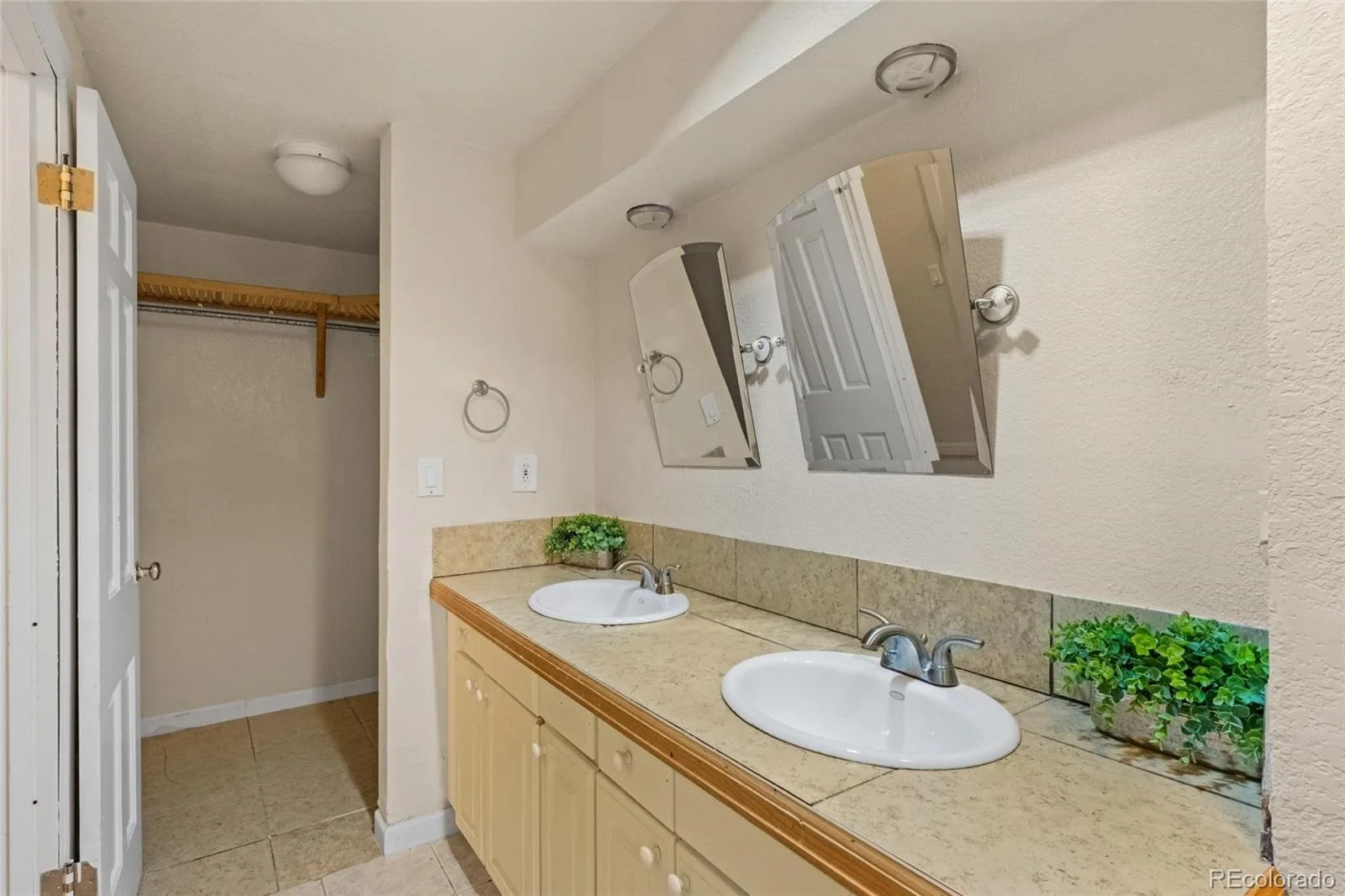 2342 S Troy Street Aurora CO 80014 MLS #REC1517963 06092026235141 1600 34