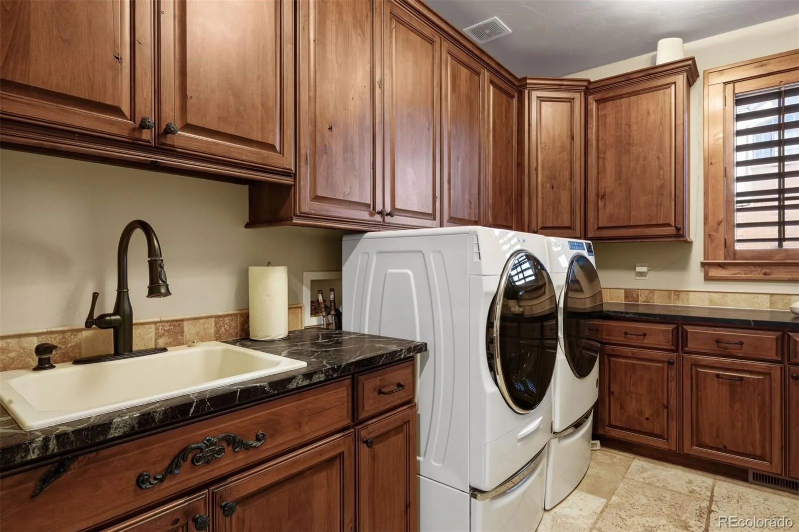5700 Amber Ridge Drive Castle Pines CO 80108 | MLS #REC1517982 08282026163528 1600 21