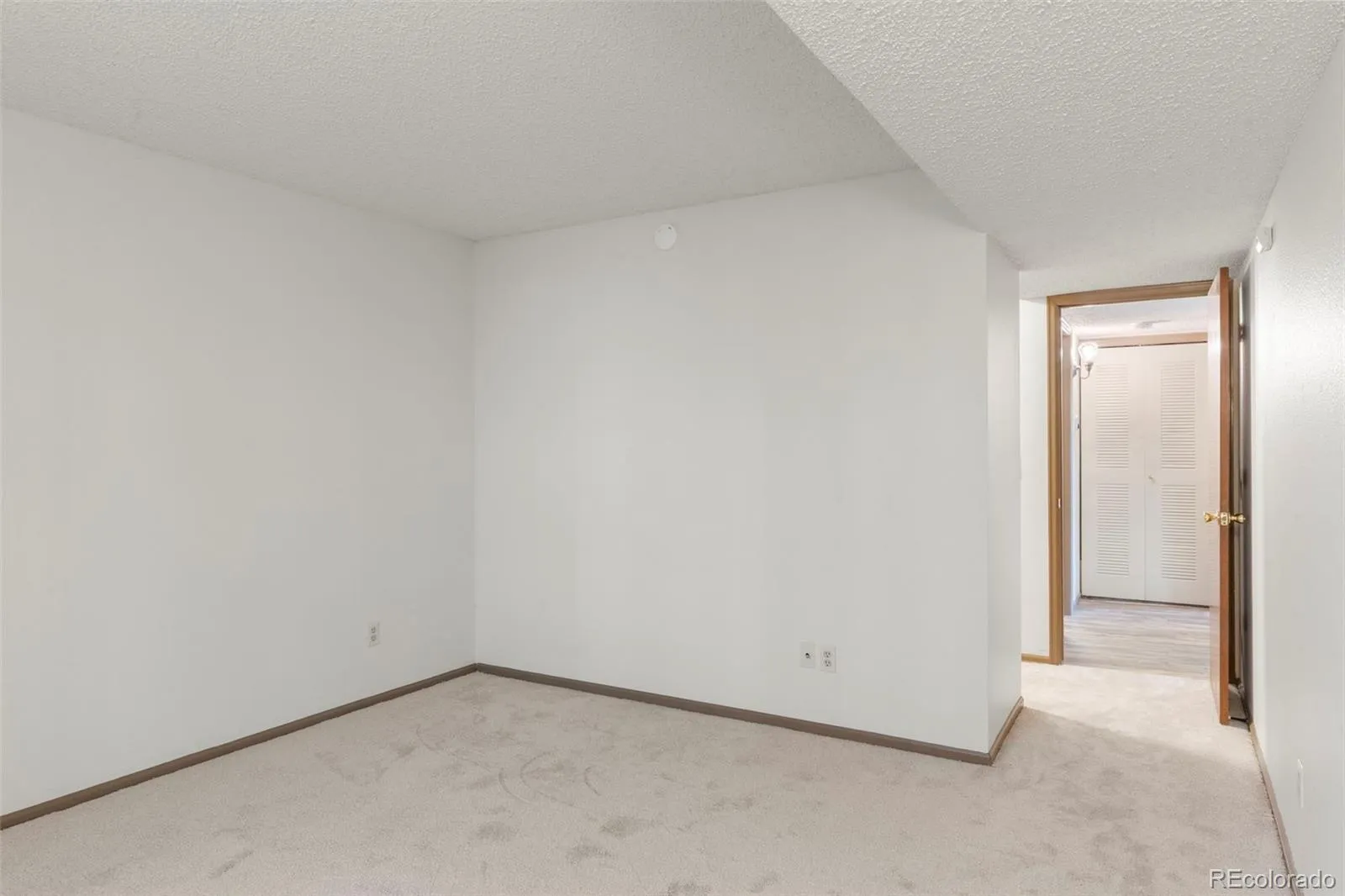 5702 W Asbury Place #102 Lakewood CO 80227 | MLS #REC1581261 05052026034402 1600 15