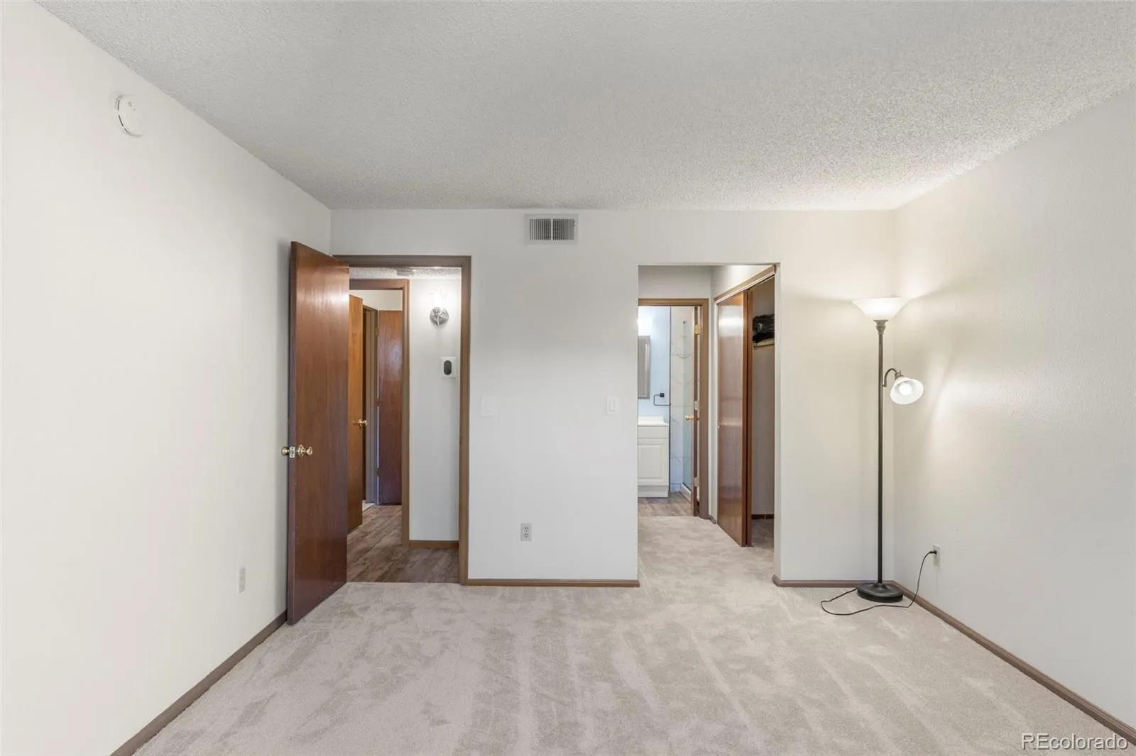 5702 W Asbury Place #102 Lakewood CO 80227 | MLS #REC1581261 05052026034402 1600 8