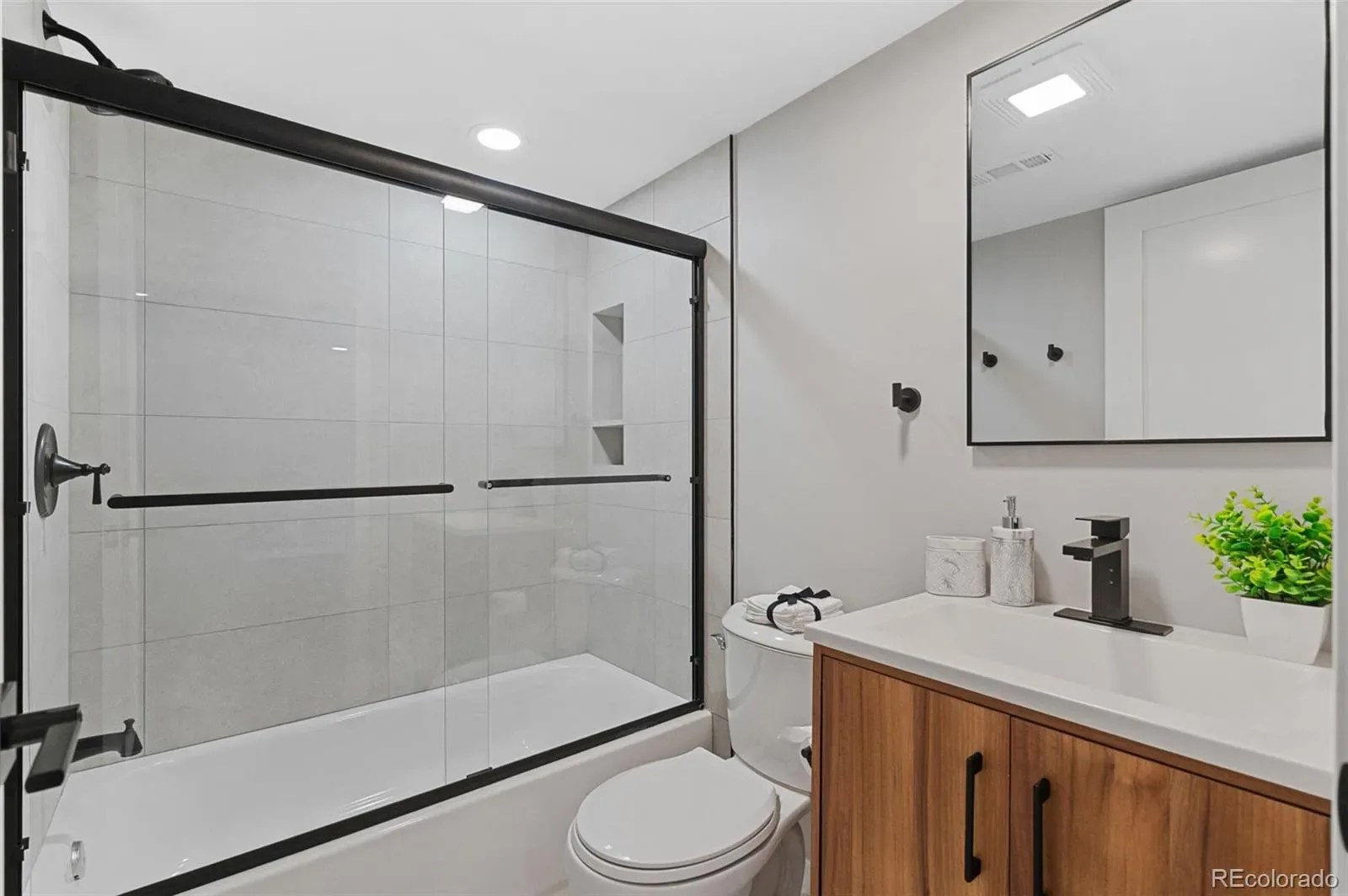 03272026004211 1600 25