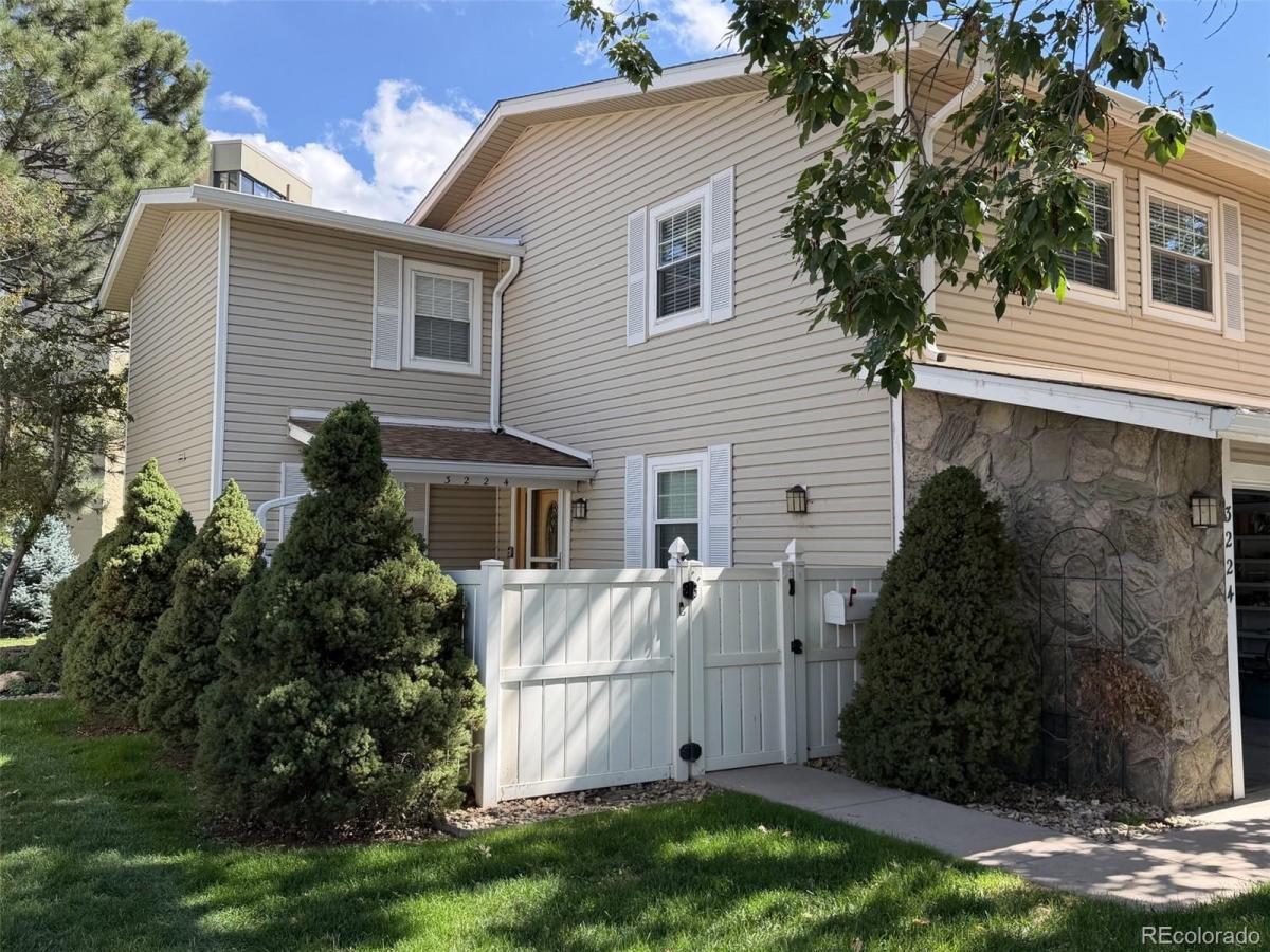 3224 S Heather Gardens Way Aurora CO 80014 | MLS #REC1595843 MLS #REC1595843 image #0