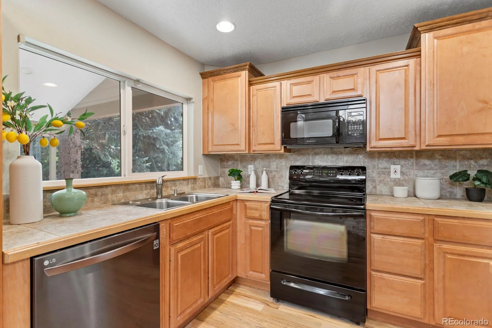 8160 Flower Circle Arvada CO 80005 MLS #REC1596727 06112026170643 1600 10