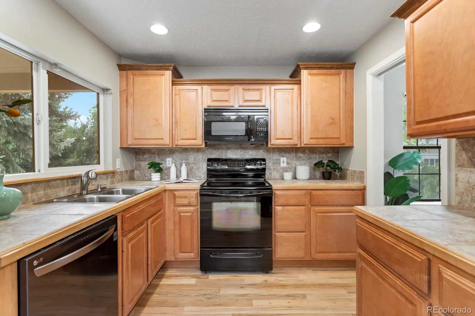 8160 Flower Circle Arvada CO 80005 MLS #REC1596727 06112026170643 1600 11