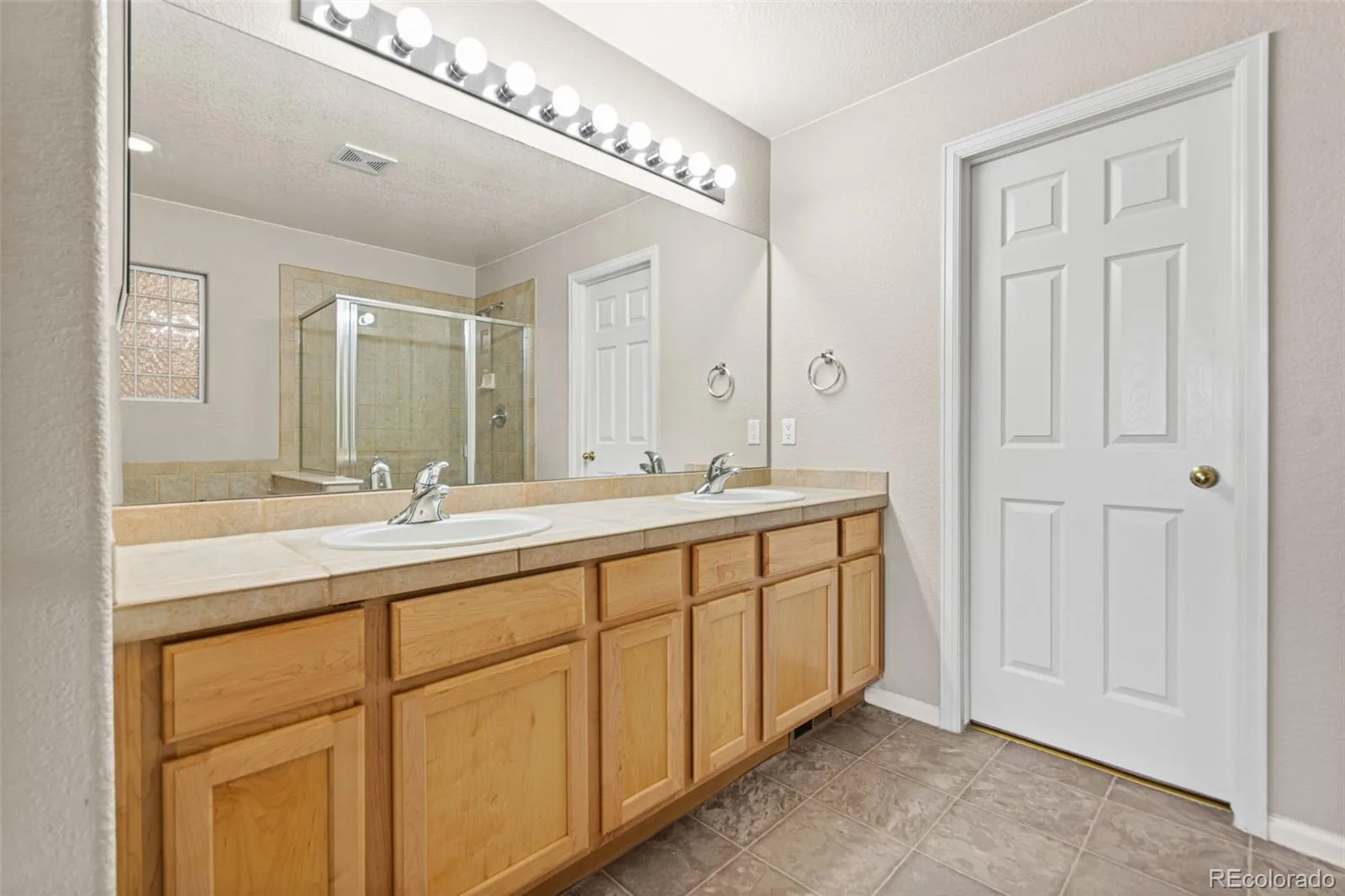 1433 S Emporia Court Aurora CO 80247 | MLS #REC1618748 10012026151717 1600 26