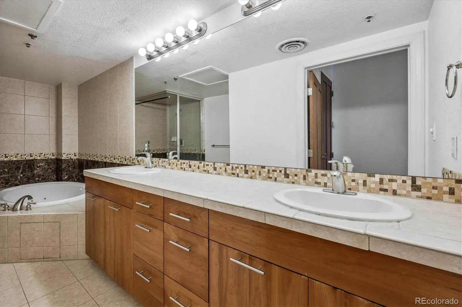 11242025215653 1600 29