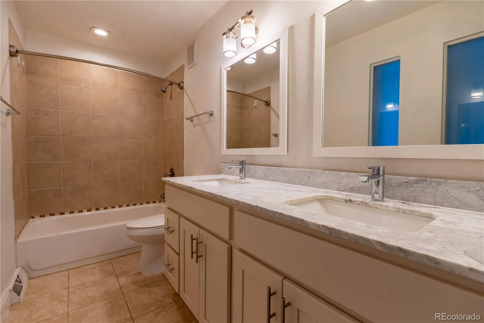 895 S Garrison Street Denver CO 80226 | MLS #REC1627067 07242026234611 1600 24