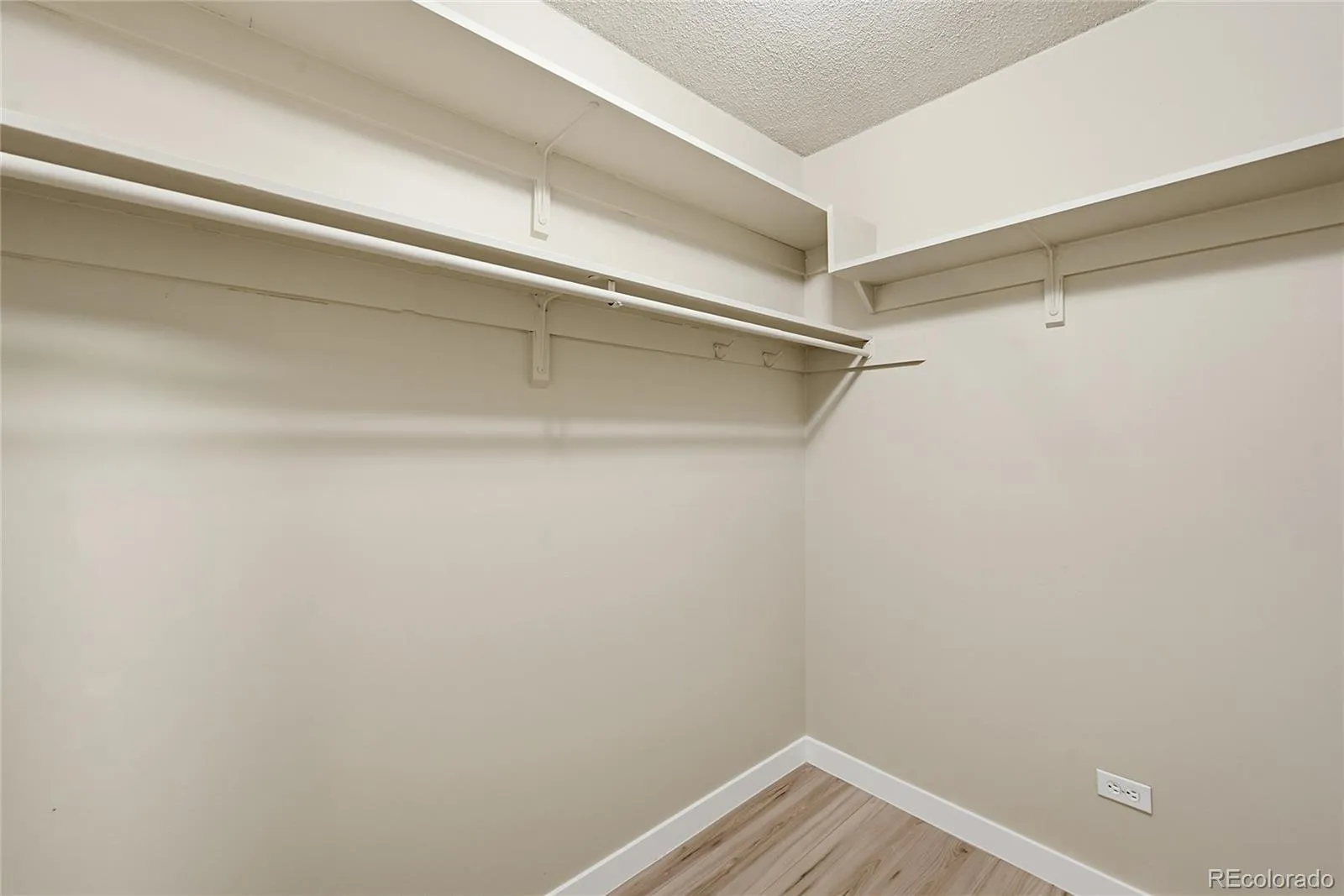 705 S Alton Way #4C Denver CO 80247 MLS #REC1641561 04142026212030 1600 8