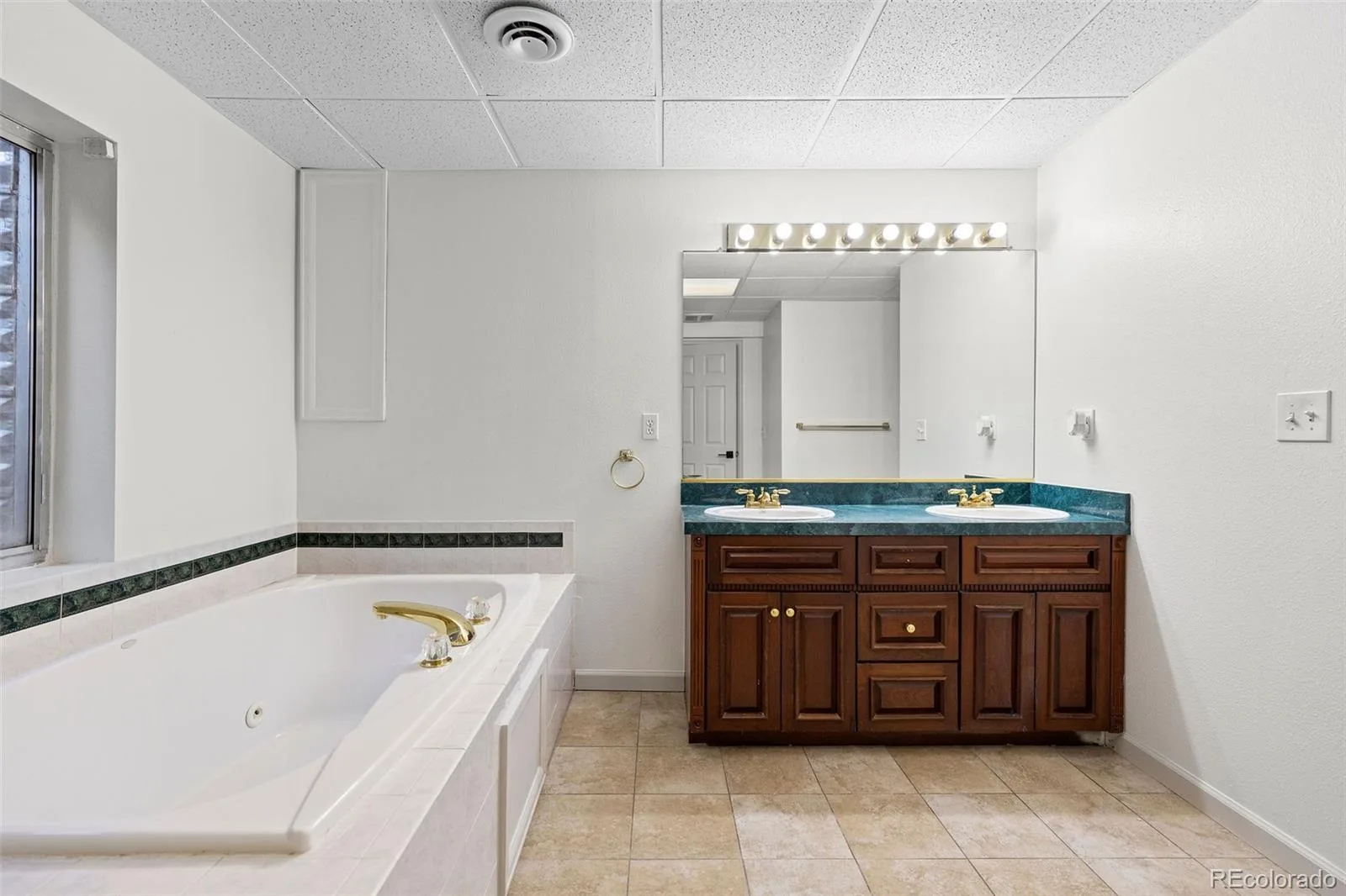 4215 S Ireland Court Aurora CO 80013 | MLS #REC1658282 08192026225354 1600 24