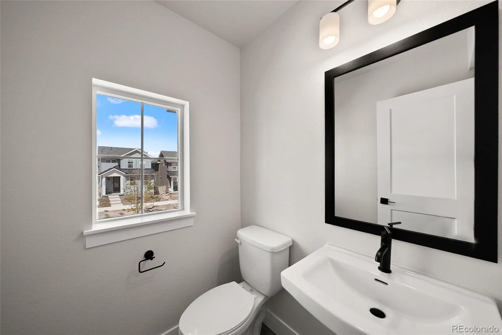 8741 Whiteclover Street Littleton CO 80125 | MLS #REC1715661 06022026062024 1600 17