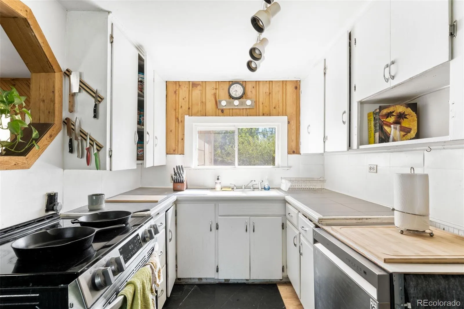 994 Welch Street Lakewood CO 80401 MLS #REC1727840 04292026205220 1600 9