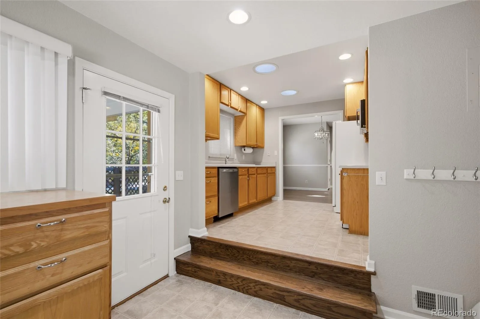 2300 Bell Court Lakewood CO 80215 | MLS #REC1738974 10082026021618 1600 11