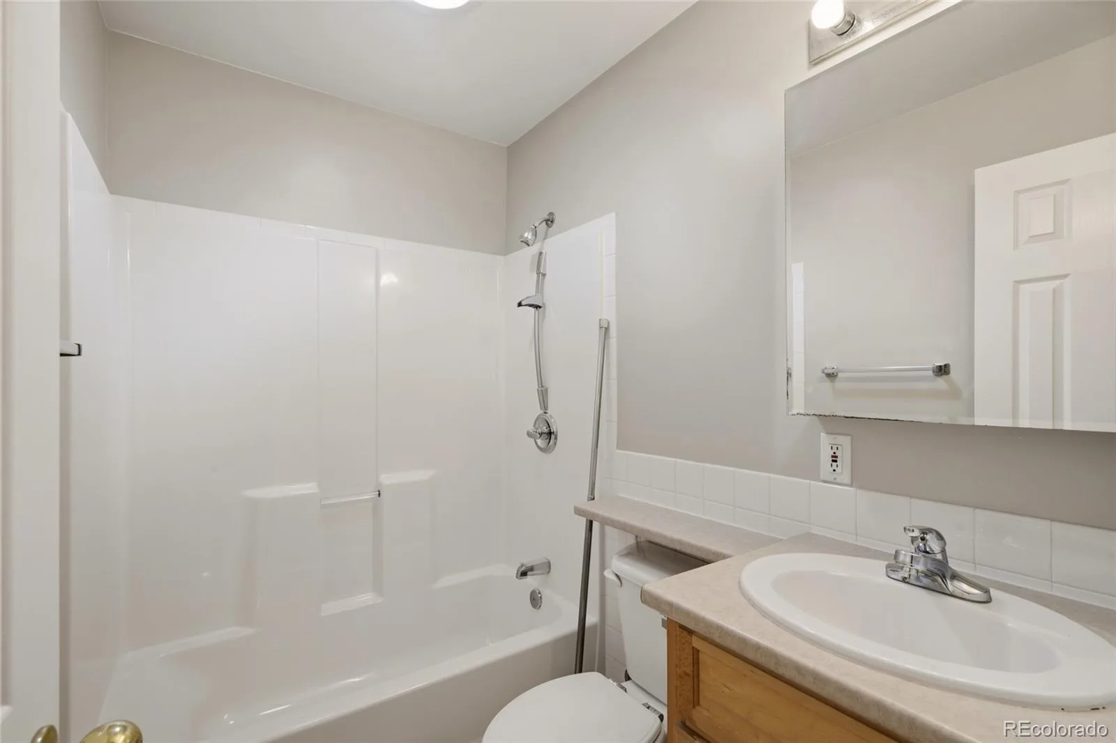 2300 Bell Court Lakewood CO 80215 | MLS #REC1738974 10082026021618 1600 21