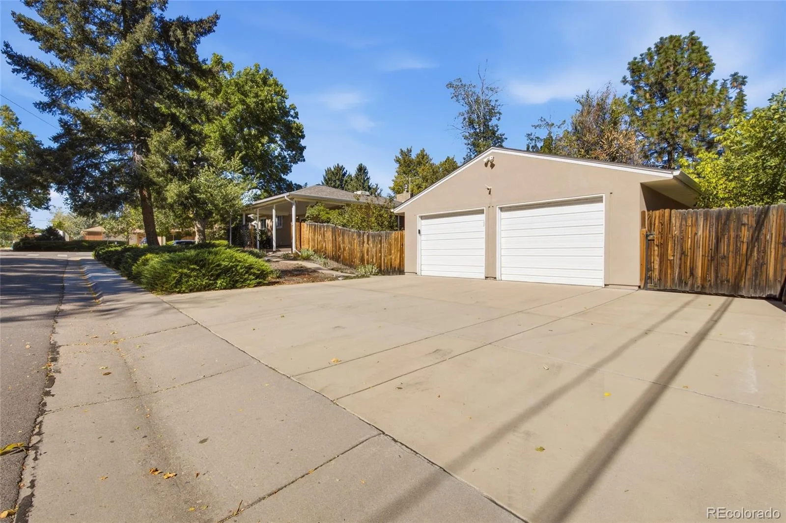 2300 Bell Court Lakewood CO 80215 | MLS #REC1738974 10082026021618 1600 22