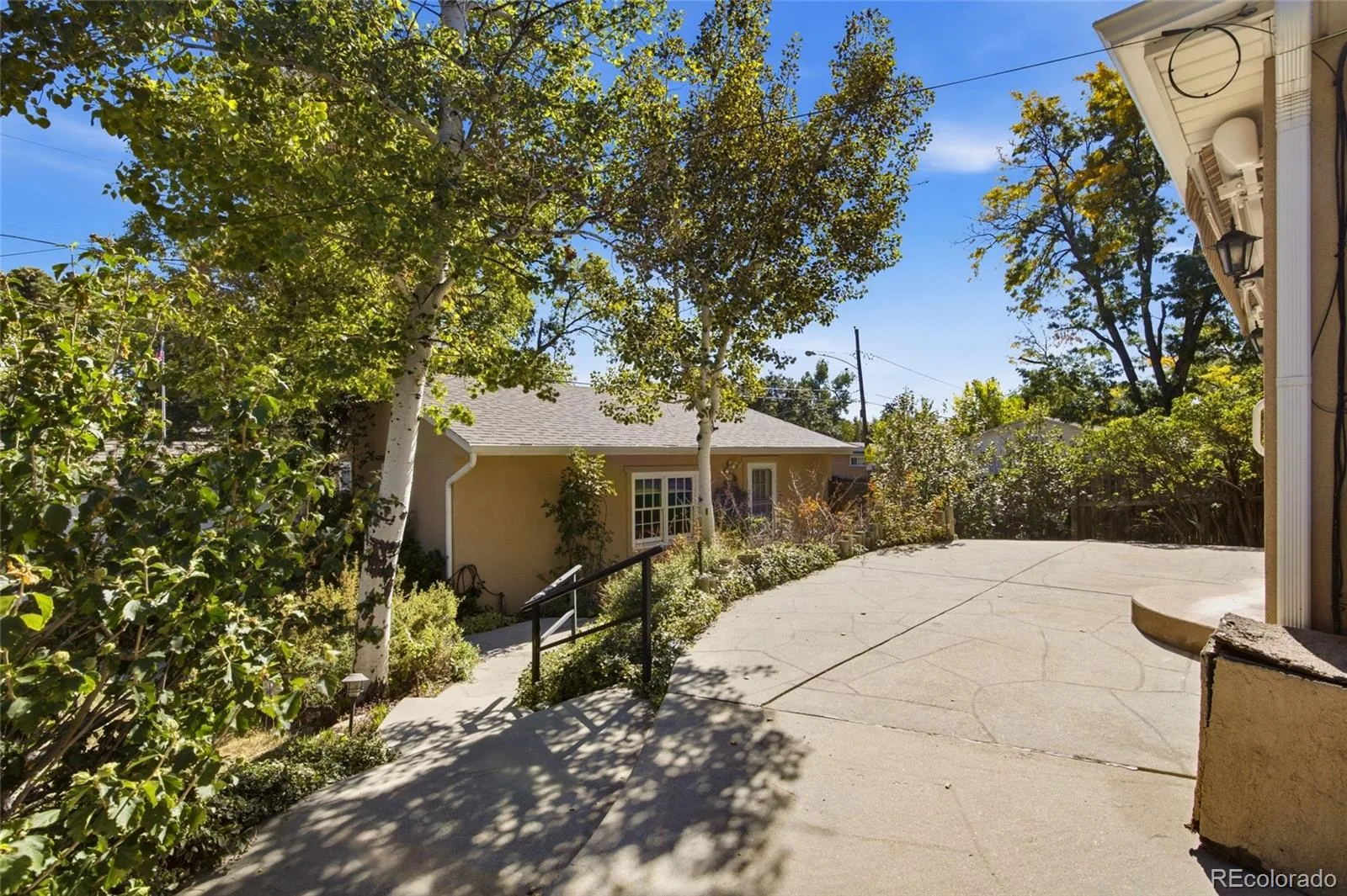 2300 Bell Court Lakewood CO 80215 | MLS #REC1738974 10082026021618 1600 26