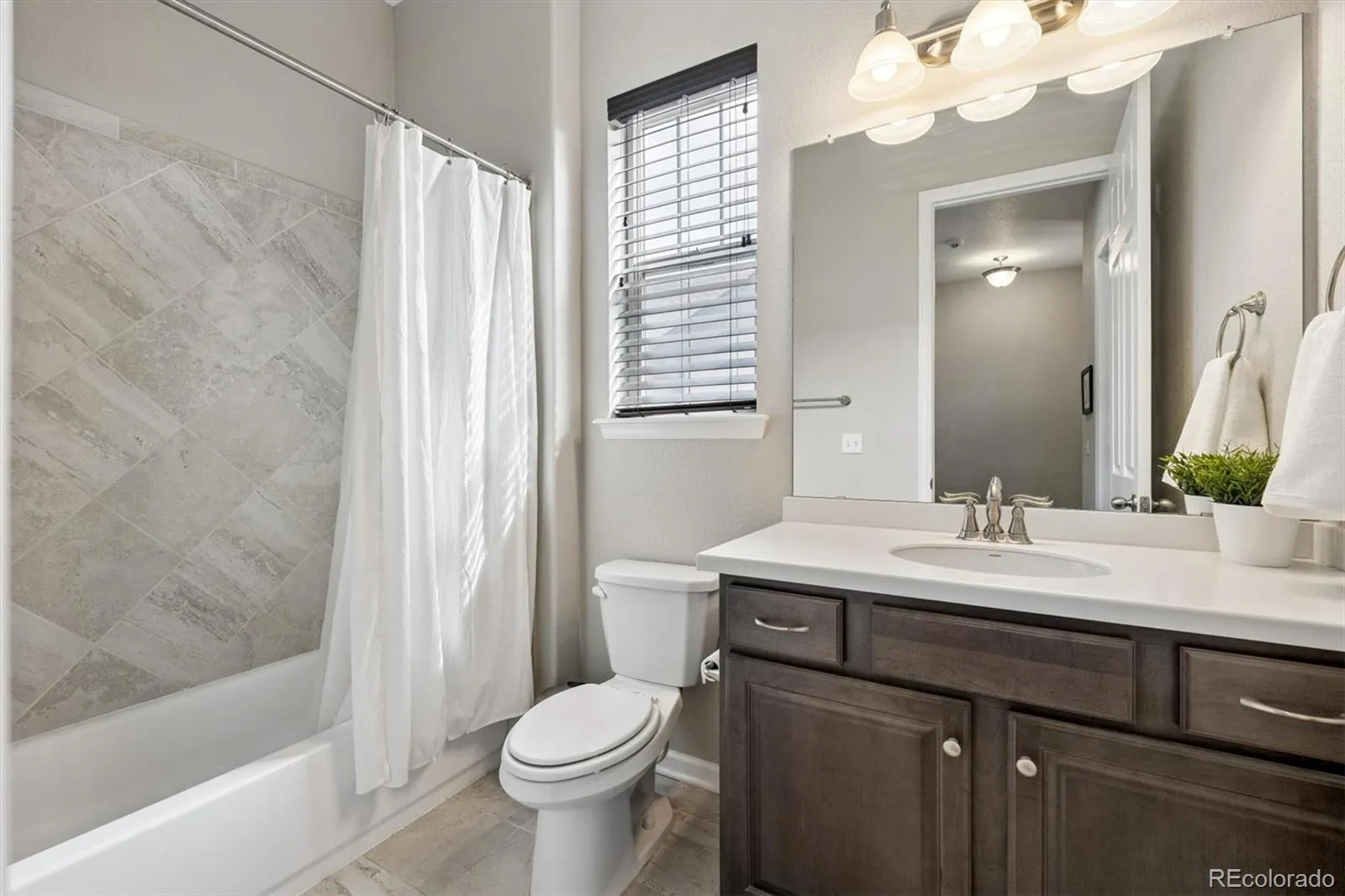 21157 E Layton Lane Aurora CO 80015 MLS #REC1750440 04152026032126 1600 22