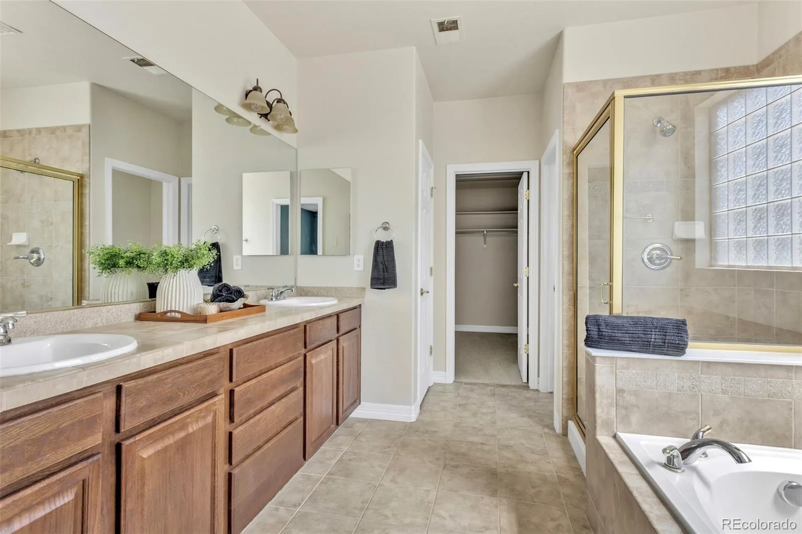 22245 E Glasgow Place Aurora CO 80016 | MLS #REC1758138 07172026193530 1600 24