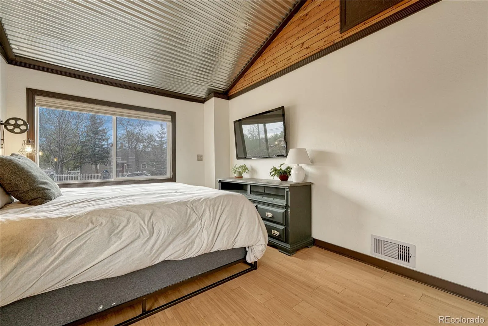 04122026053116 1600 19