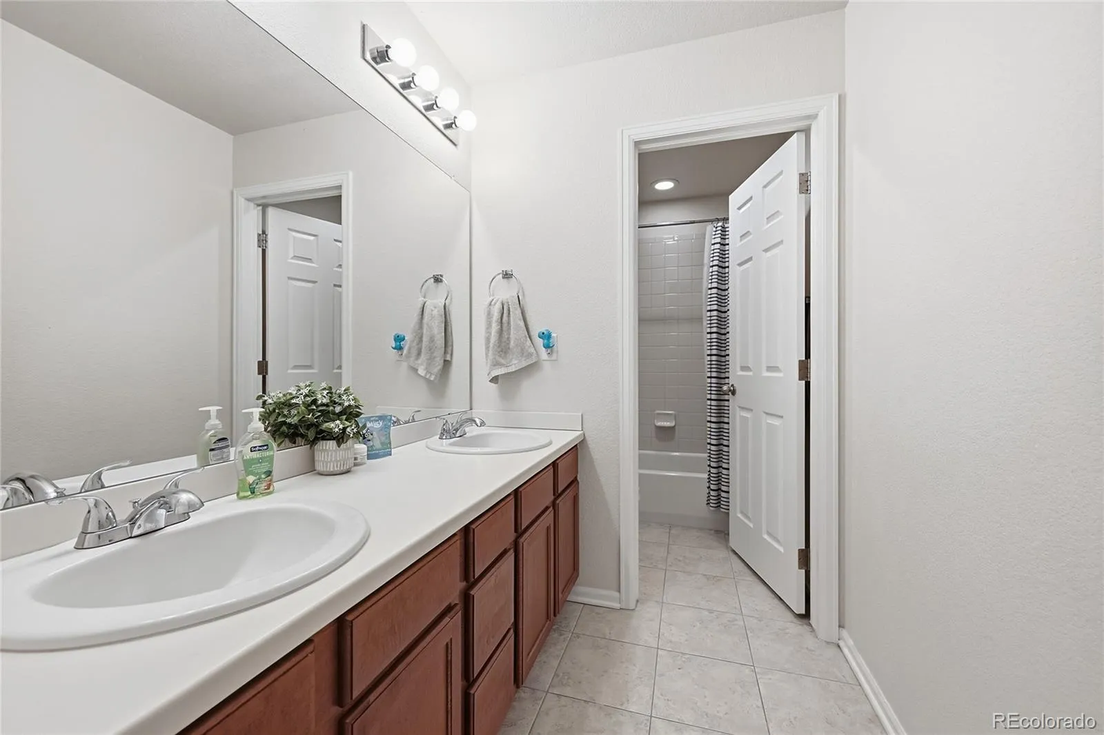 4860 S Picadilly Court Aurora CO 80015 MLS #REC1884065 04252026175307 1600 20