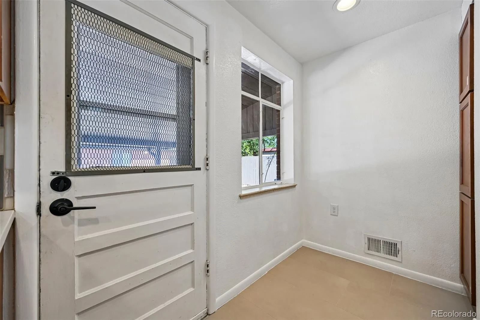 2261 Oakland Street Aurora CO 80010 | MLS #REC1913796 10062026034124 1600 13