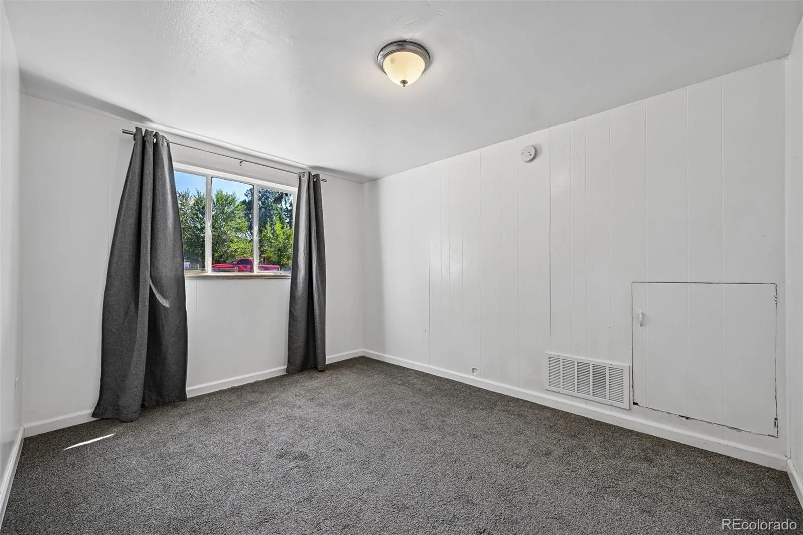 2261 Oakland Street Aurora CO 80010 | MLS #REC1913796 10062026034124 1600 34