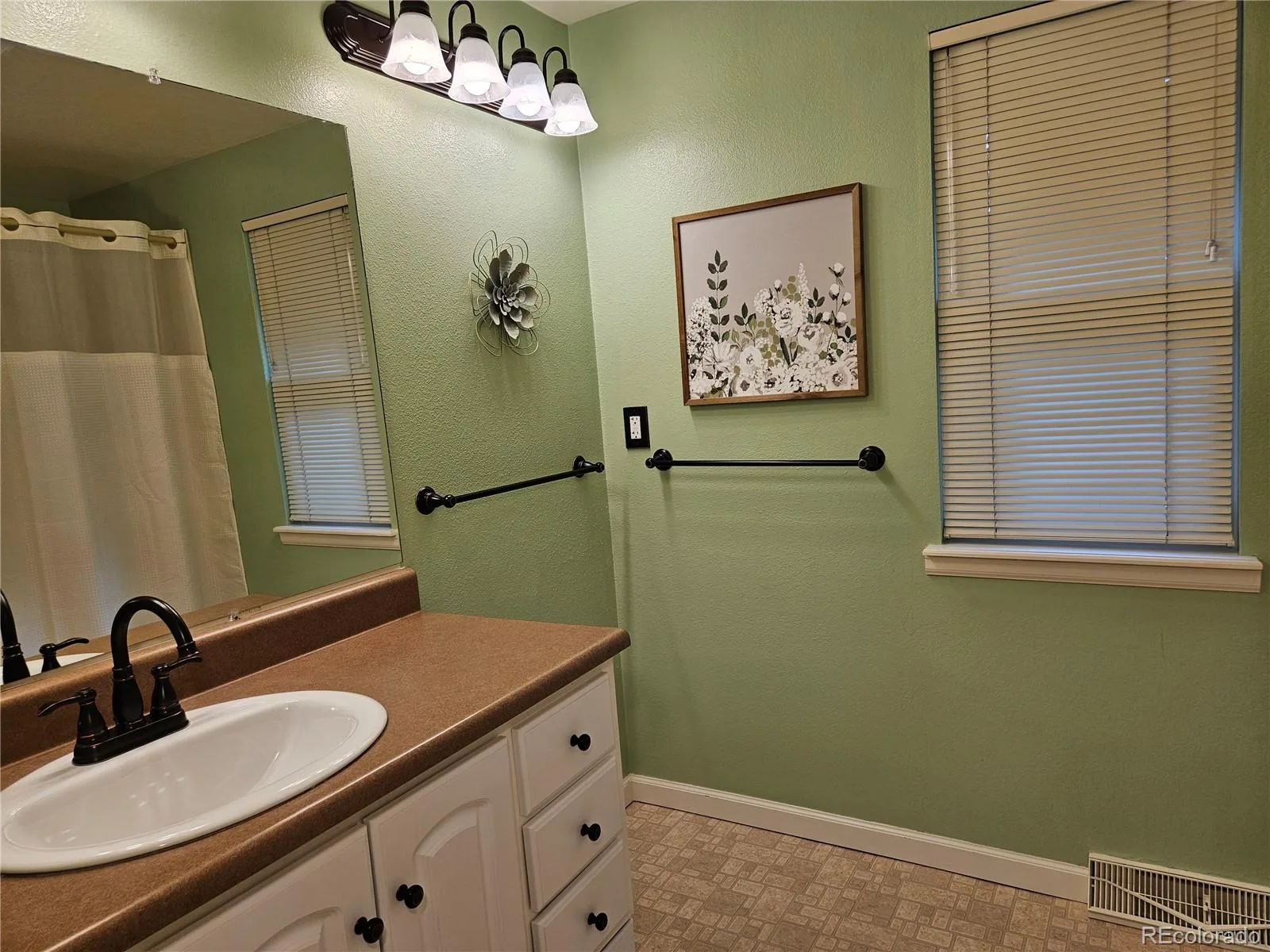 8401 E Long Avenue Centennial CO 80112 MLS #REC1958857 06172026050606 1600 24