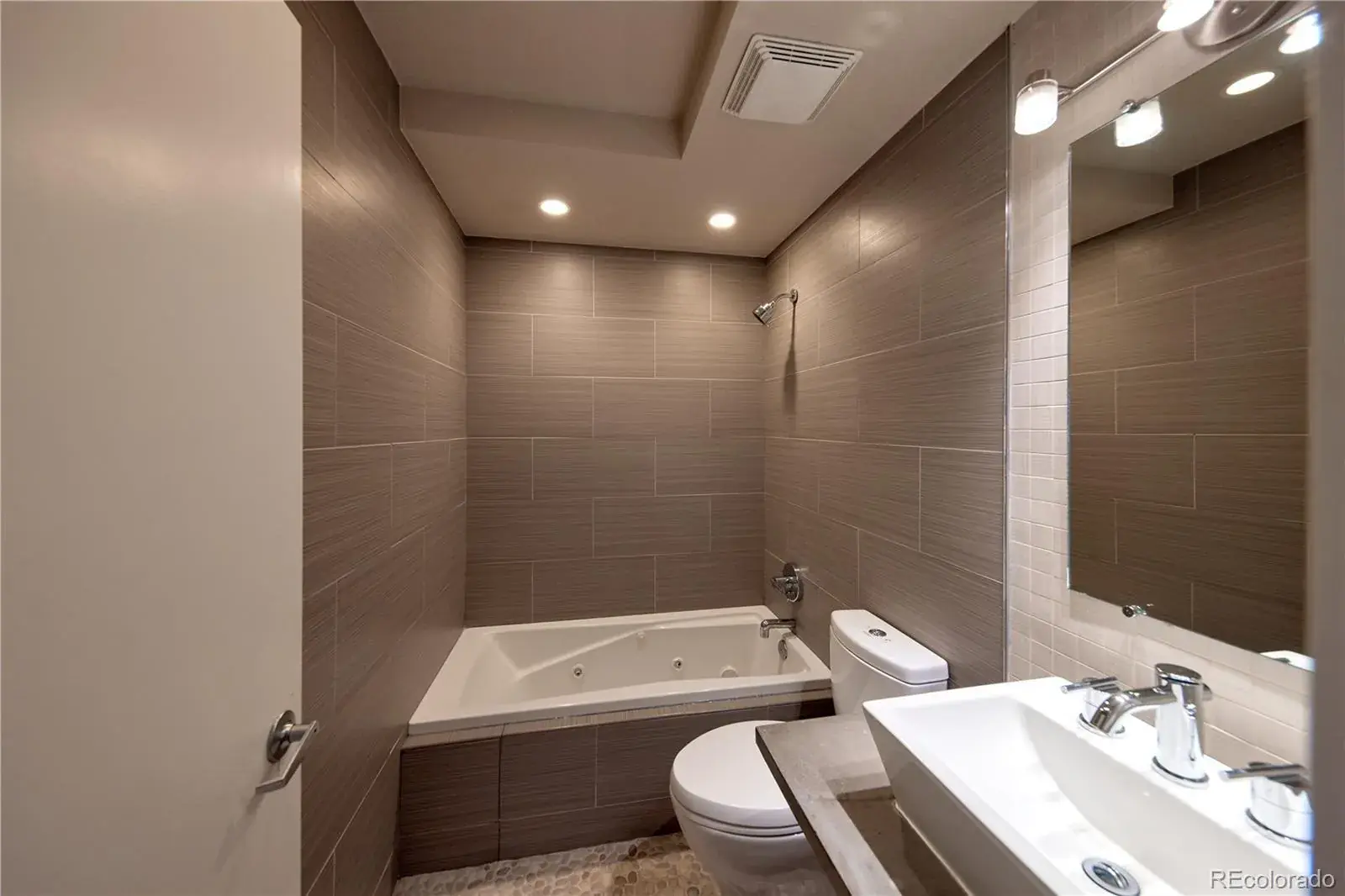 10302025214752 1600 11