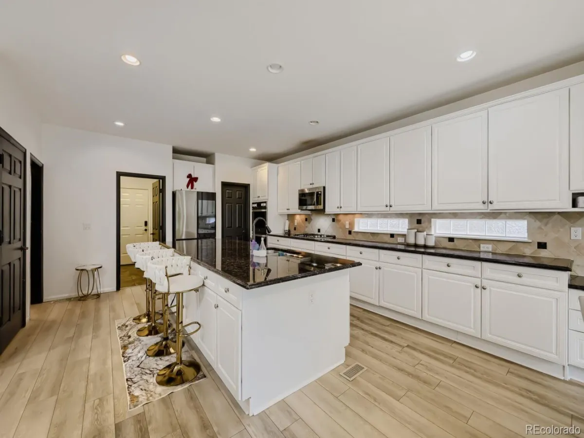 6381 S Patsburg Court Aurora CO 80016 MLS #REC1978467 04152026235607 1200 21