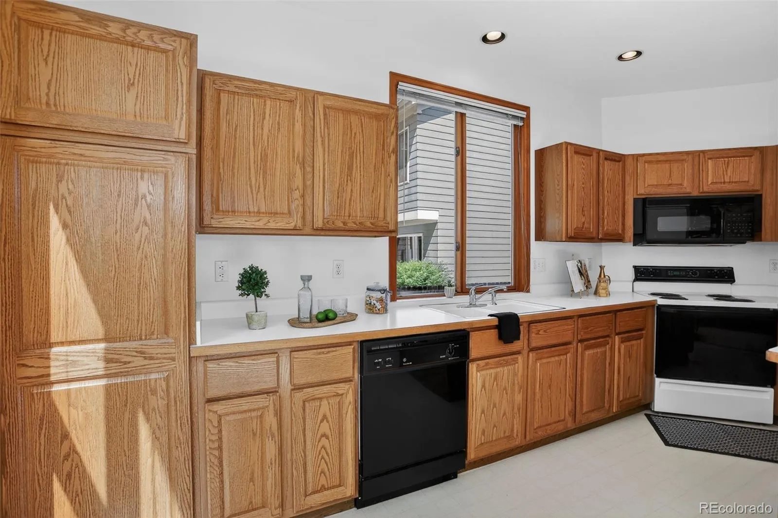 8660 W 95th Drive Westminster CO 80021 MLS #REC2021375 05122026033521 1600 18