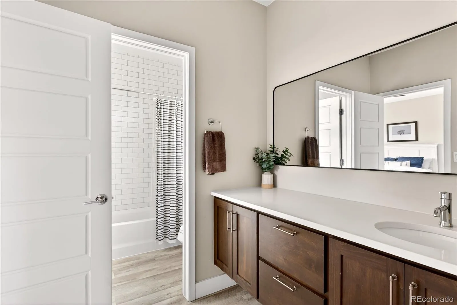 04122026080051 1600 22