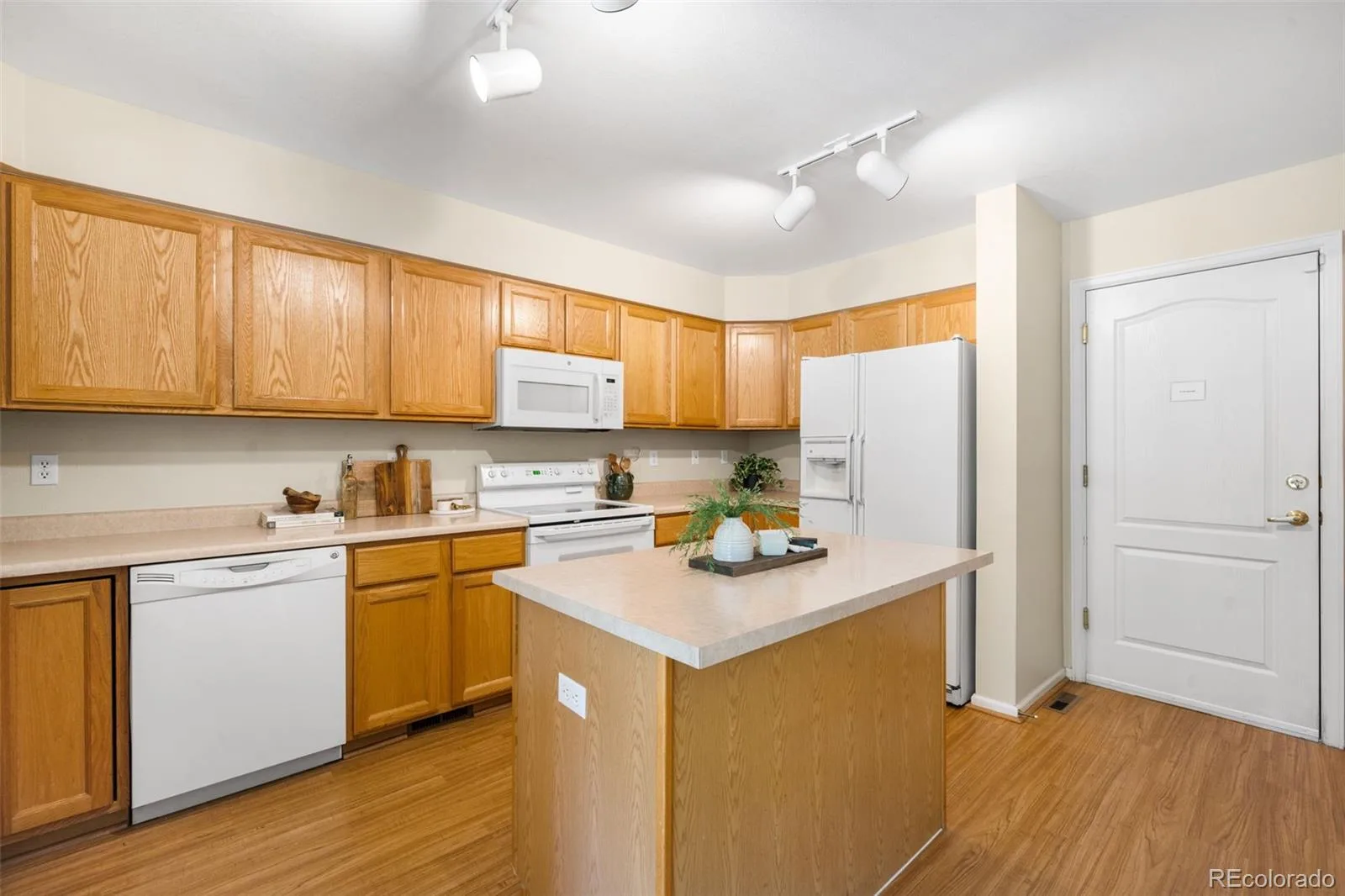 9663 Brentwood Way #B Broomfield CO 80021 | MLS #REC2051955 08262026173356 1600 19