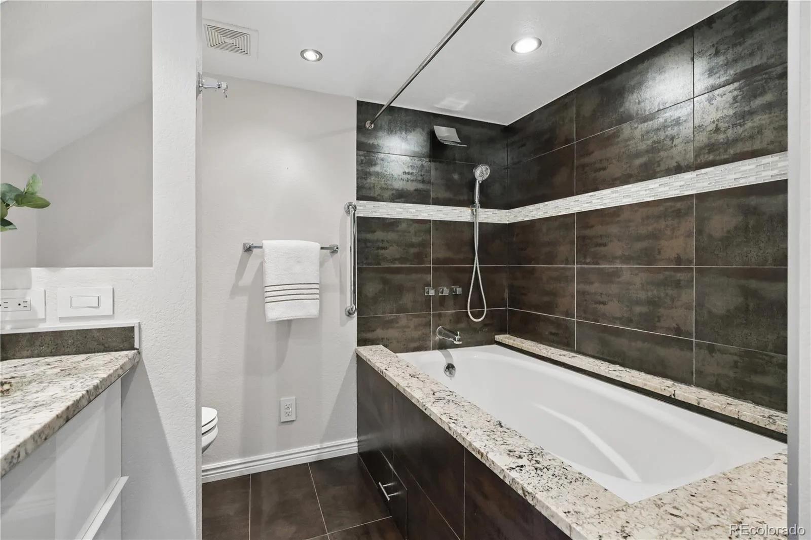 2290 S Yosemite Circle Denver CO 80231 | MLS #REC2058350 09242026101147 1600 17
