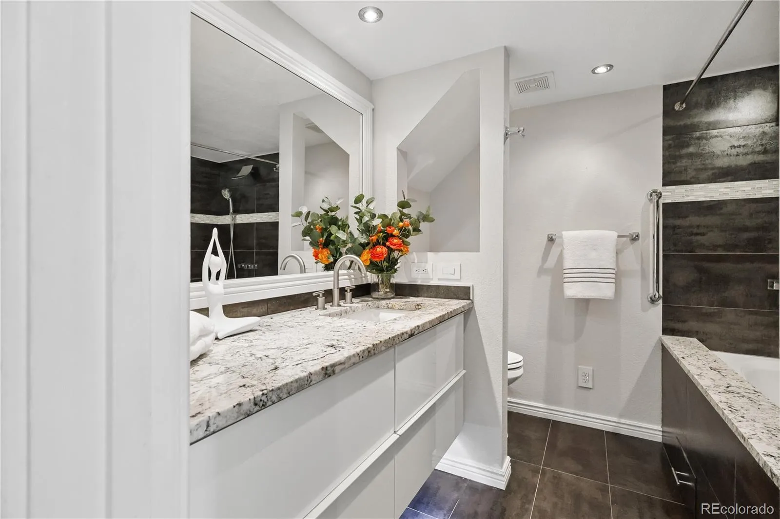 2290 S Yosemite Circle Denver CO 80231 | MLS #REC2058350 09242026101147 1600 18