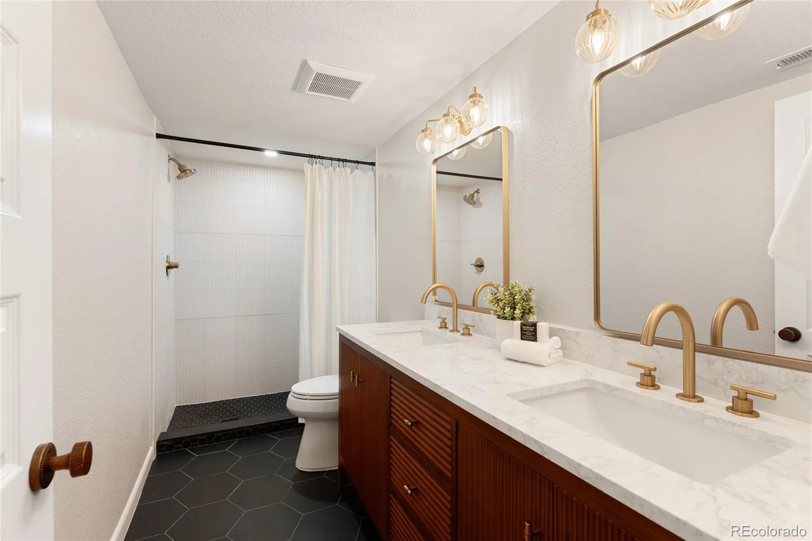 2150 N Monaco Street Parkway Denver CO 80207 | MLS #REC2111351 10012026011122 1600 36