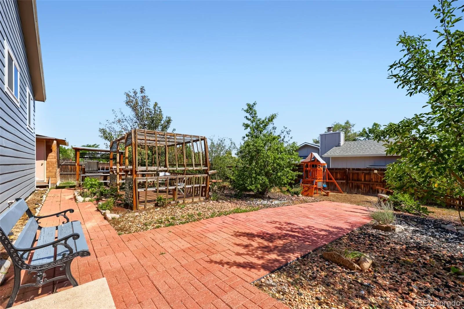 944 S Uravan Street Aurora CO 80017 | MLS #REC2127631 08212026173700 1600 23
