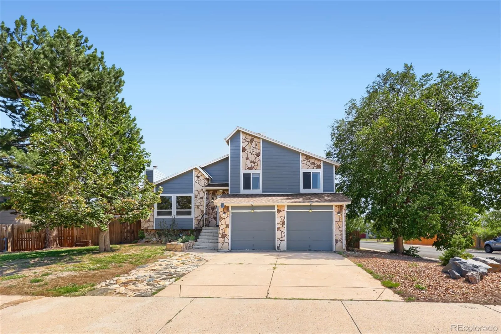 944 S Uravan Street Aurora CO 80017 | MLS #REC2127631 08212026173700 1600 27