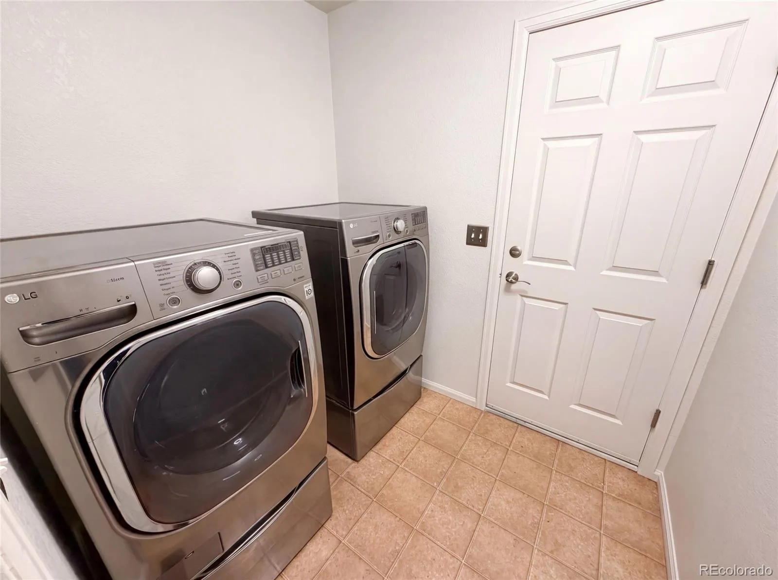 2802 S Ireland Way Aurora CO 80013 | MLS #REC2171589 08062026164301 1600 26