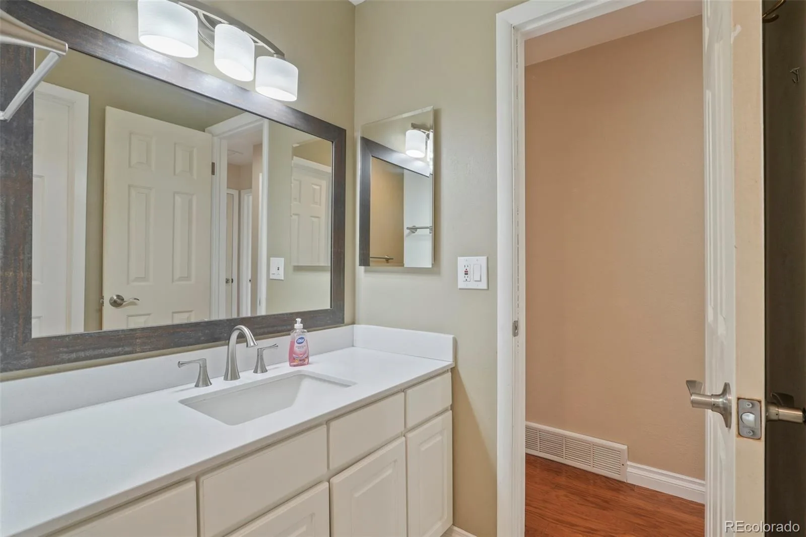 6689 S Delaware Street Littleton CO 80120 | MLS #REC2178221 08112026165003 1600 28