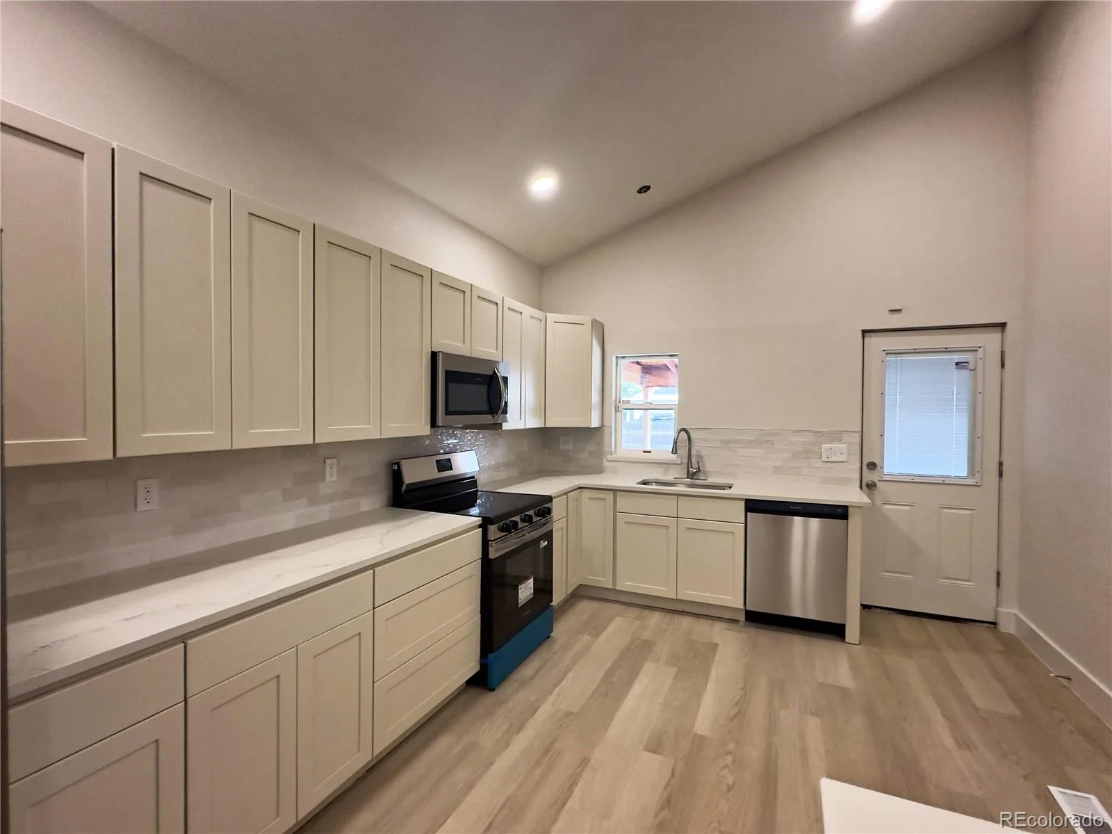 5128 Columbus Way Denver CO 80239 | MLS #REC2184636 07242026234606 1600 4