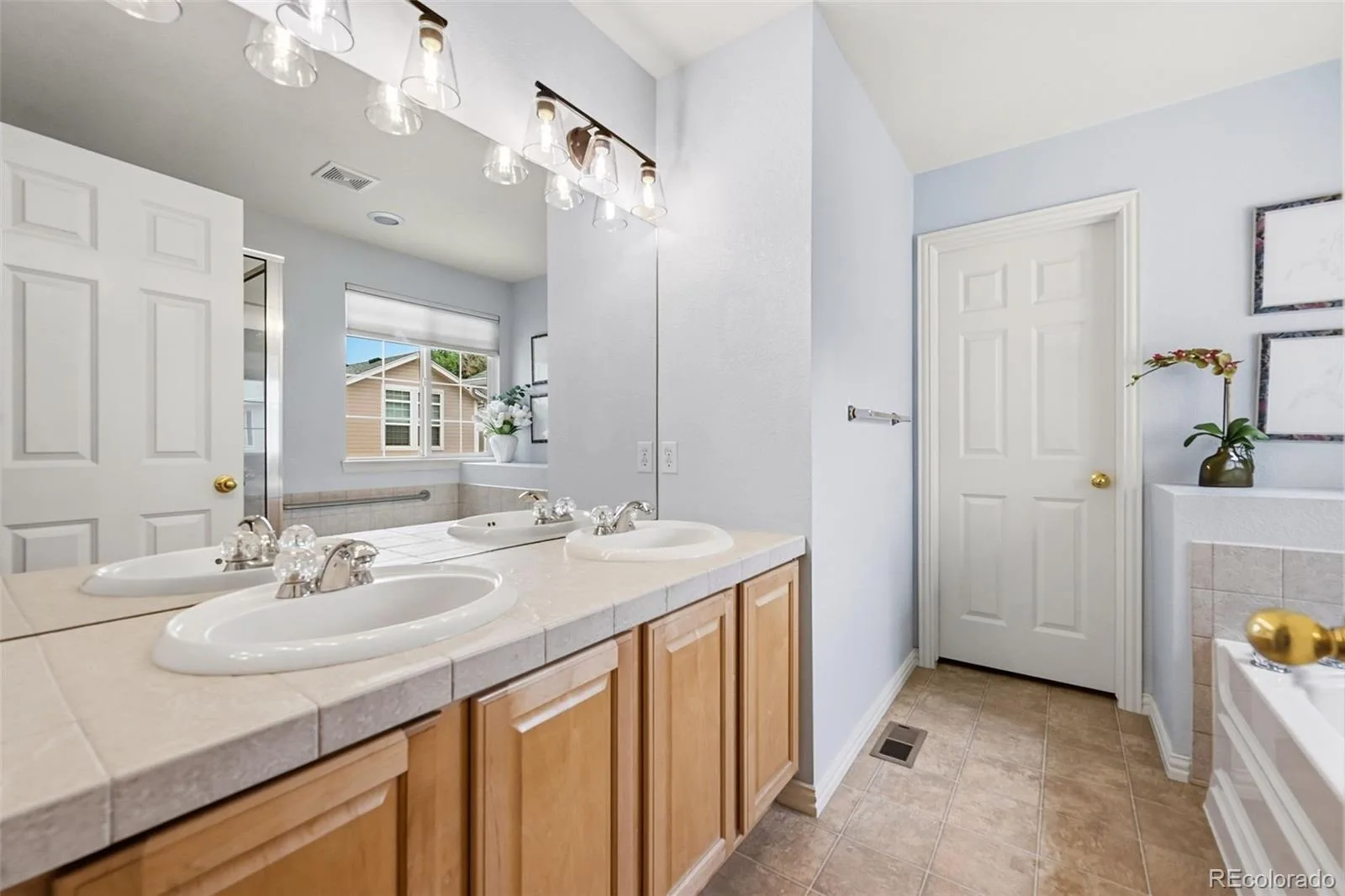 658 S Yarrow Street Lakewood CO 80226 | MLS #REC2186638 06032026224154 1600 19