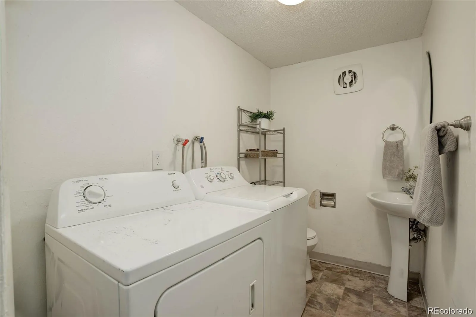 1638 Chester Street Aurora CO 80010 | MLS #REC2219474 04142026204314 1600 11