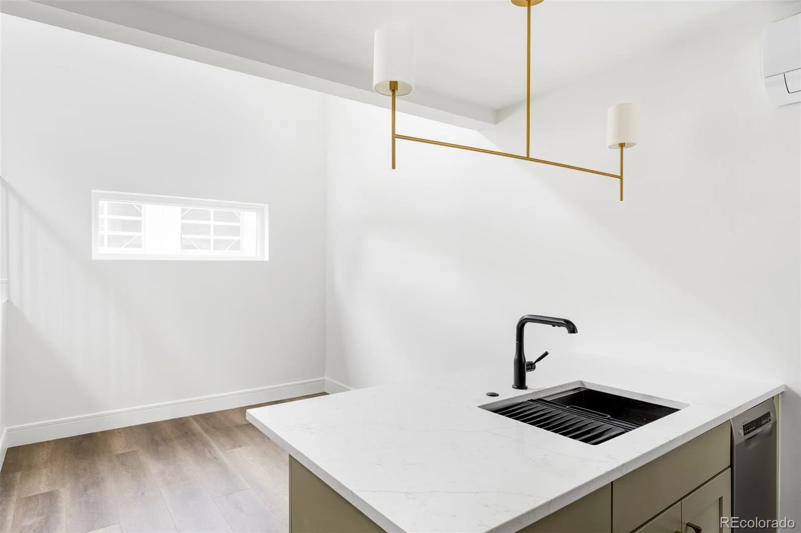 1059 S York Street Denver CO 80209 MLS #REC2347820 05292026222740 1600 46