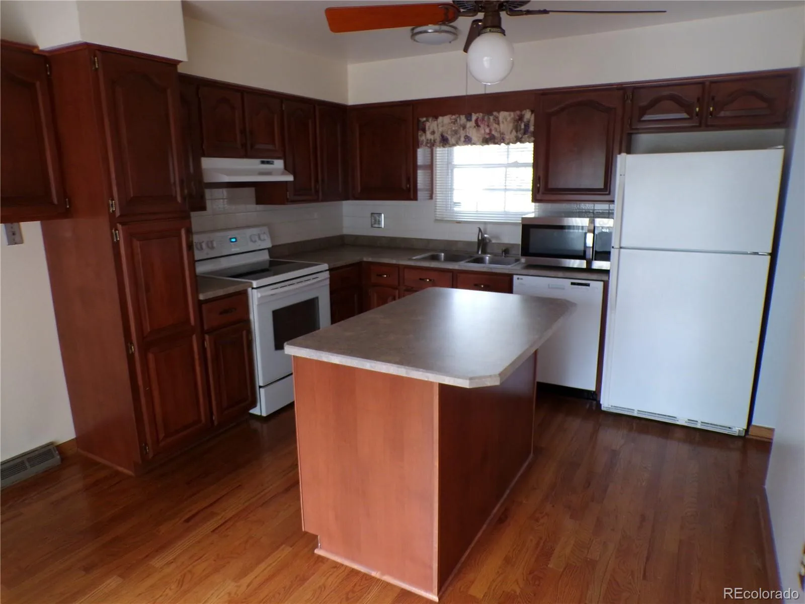 2714 S Xanadu Way Aurora CO 80014 | MLS #REC2364818 09132026225251 1600 3