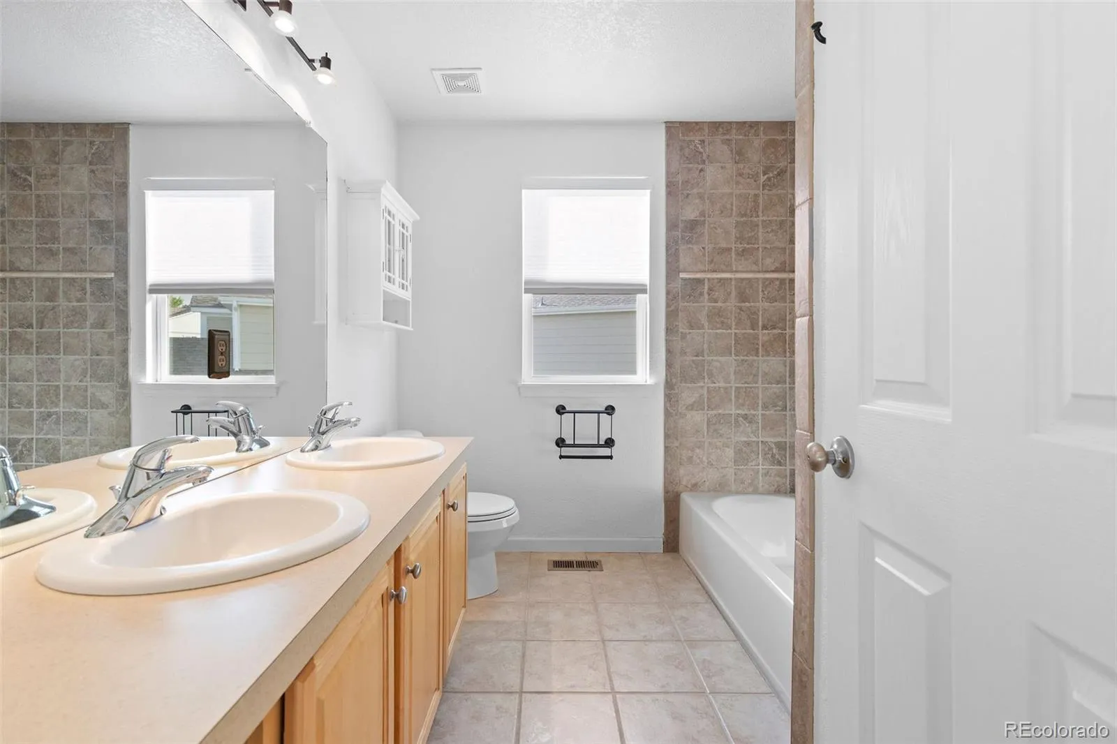 16879 E Caley Circle Aurora CO 80016 MLS #REC2383376 05162026050527 1600 23