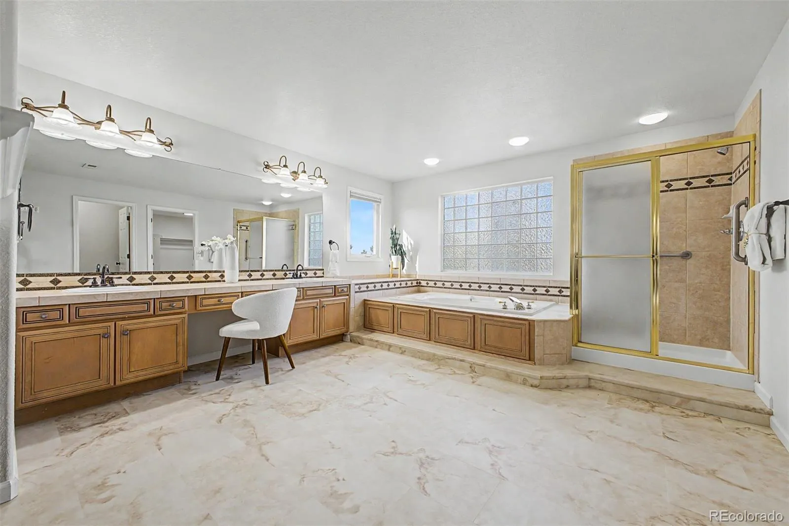 16131 E Lake Drive Aurora CO 80016 MLS #REC2401187 04242026143739 1600 28