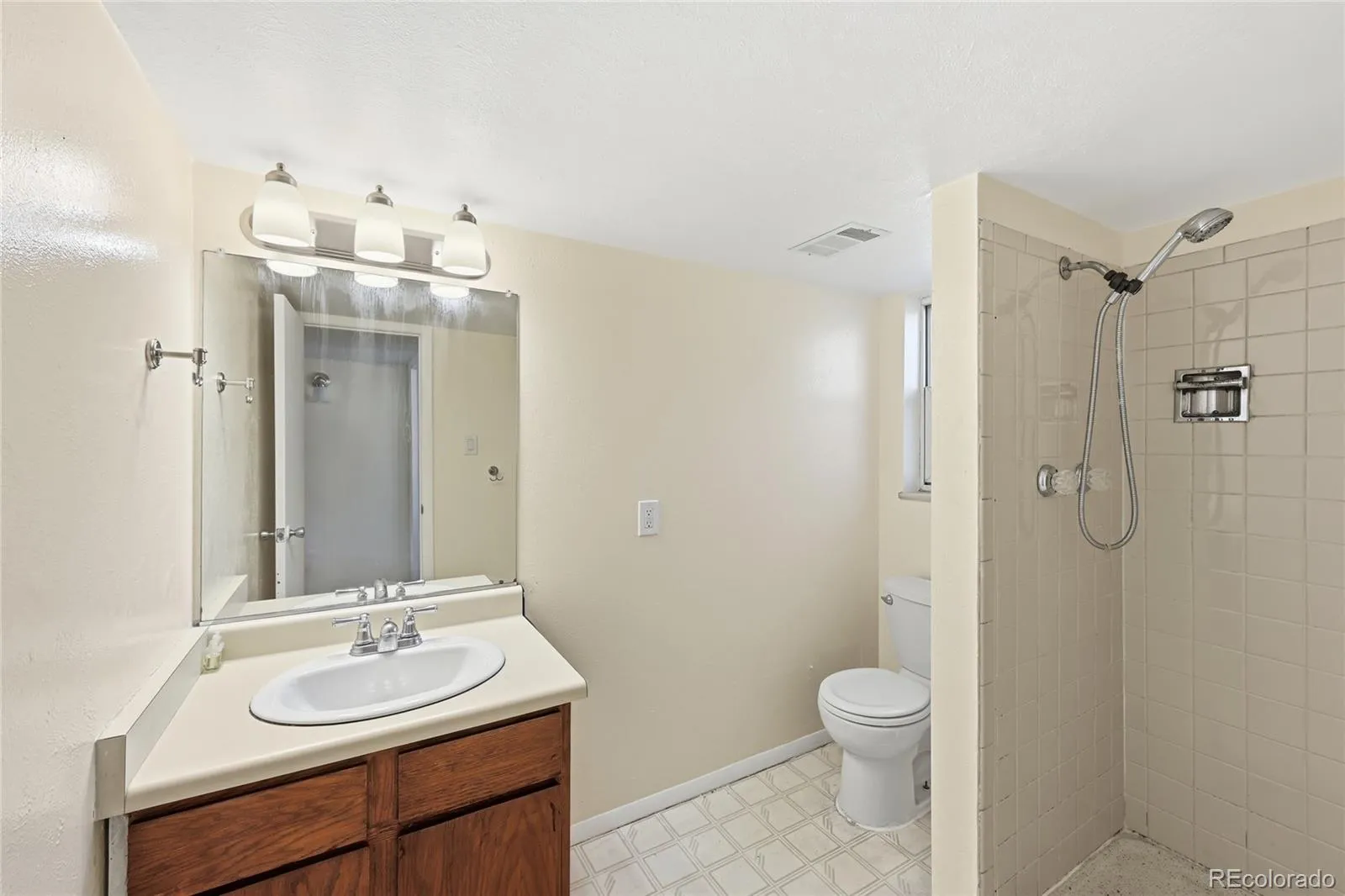994 S Victor Way Aurora CO 80012 MLS #REC2421588 04172026140945 1600 19