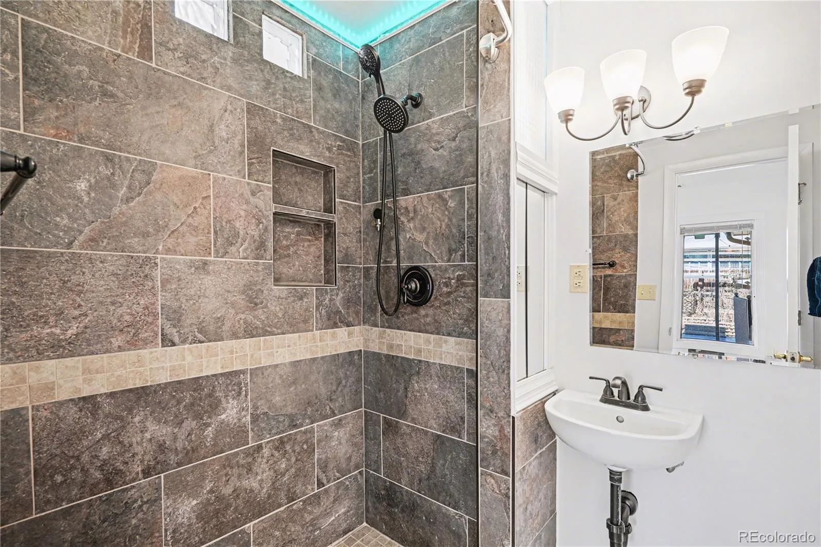 8095 E Lehigh Avenue Denver CO 80237 MLS #REC2438649 06232026205251 1600 14